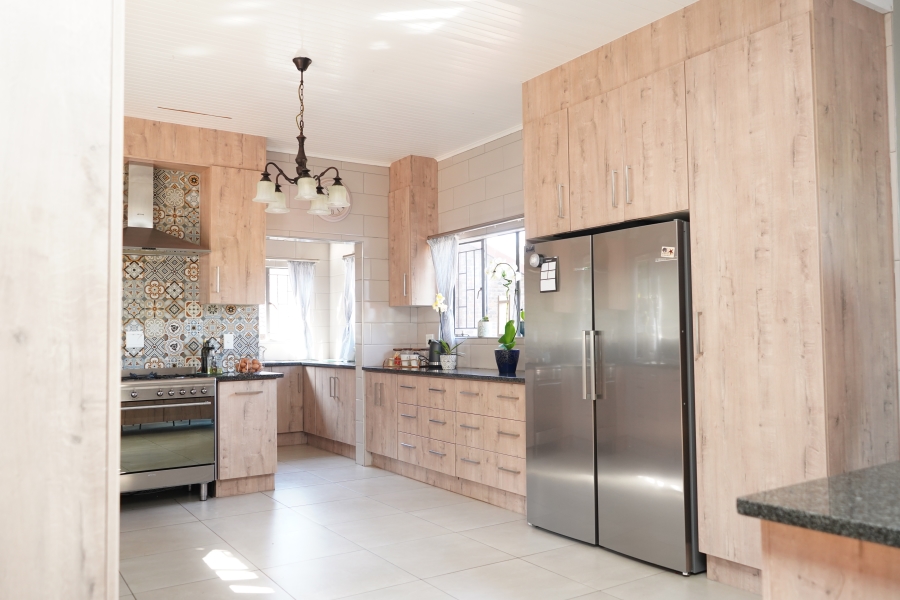 To Let 7 Bedroom Property for Rent in Safari Gardens North West